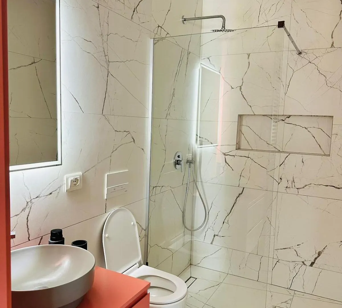 Lovely Apartments Near The City Center 地拉那